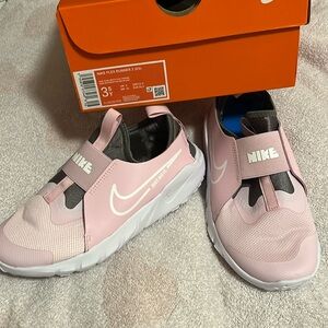 Nike Flex Runner Girls Youth size 3.5 New In Box